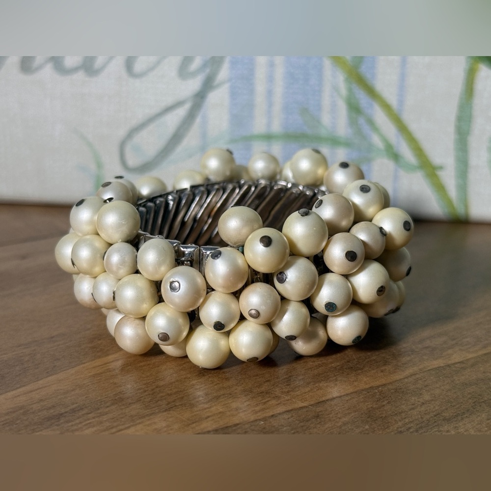 vintage faux pearl cha-cha expansion bracelet 6.5”